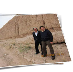 梁博士與資助者李文輝博士遠赴甘肅西北 考察距今兩千多年的漢明長城遺址